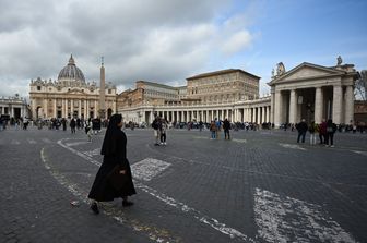 Una suora in piazza del Vaticano il giorno dopo il ricovero di Papa Francesco al Gemelli &nbsp;