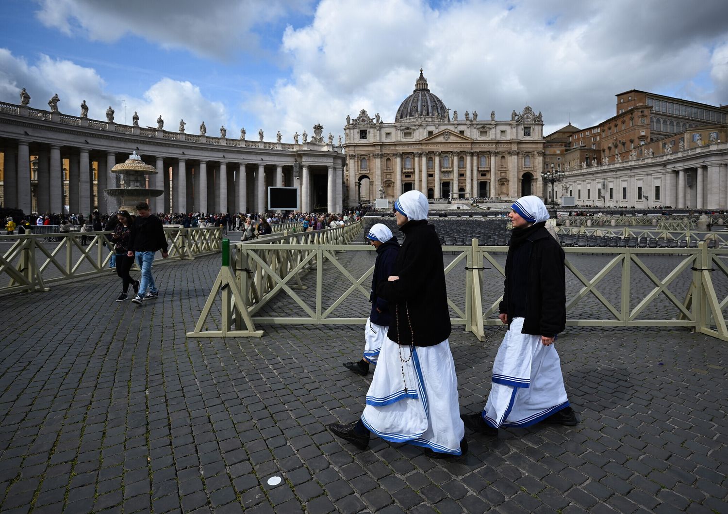 Alcune suore in piazza del Vaticano il giorno dopo il ricovero del Papa al  Policlinico Gemelli di Roma &nbsp;