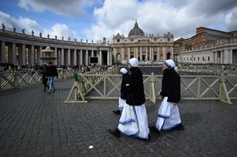 Alcune suore in piazza del Vaticano il giorno dopo il ricovero del Papa al  Policlinico Gemelli di Roma &nbsp;