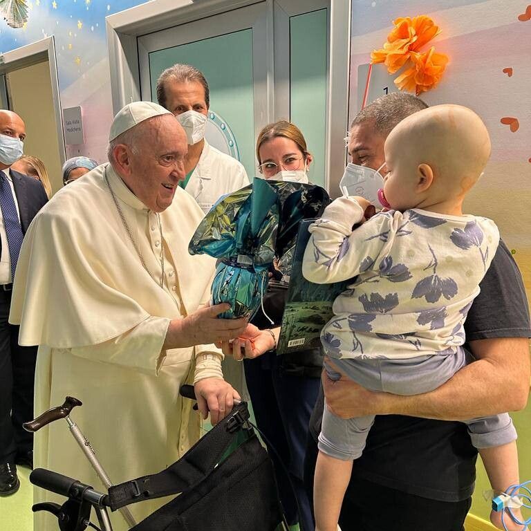 Il papa incontra i bambini nel reparto oncologico del Gemelli