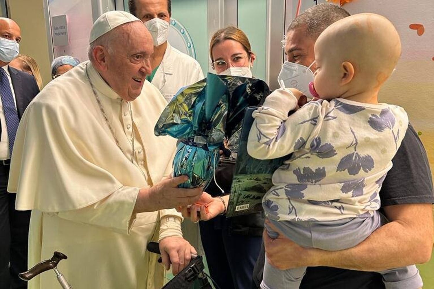 Il papa incontra i bambini nel reparto oncologico del Gemelli