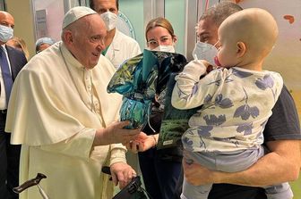 Il papa incontra i bambini nel reparto oncologico del Gemelli