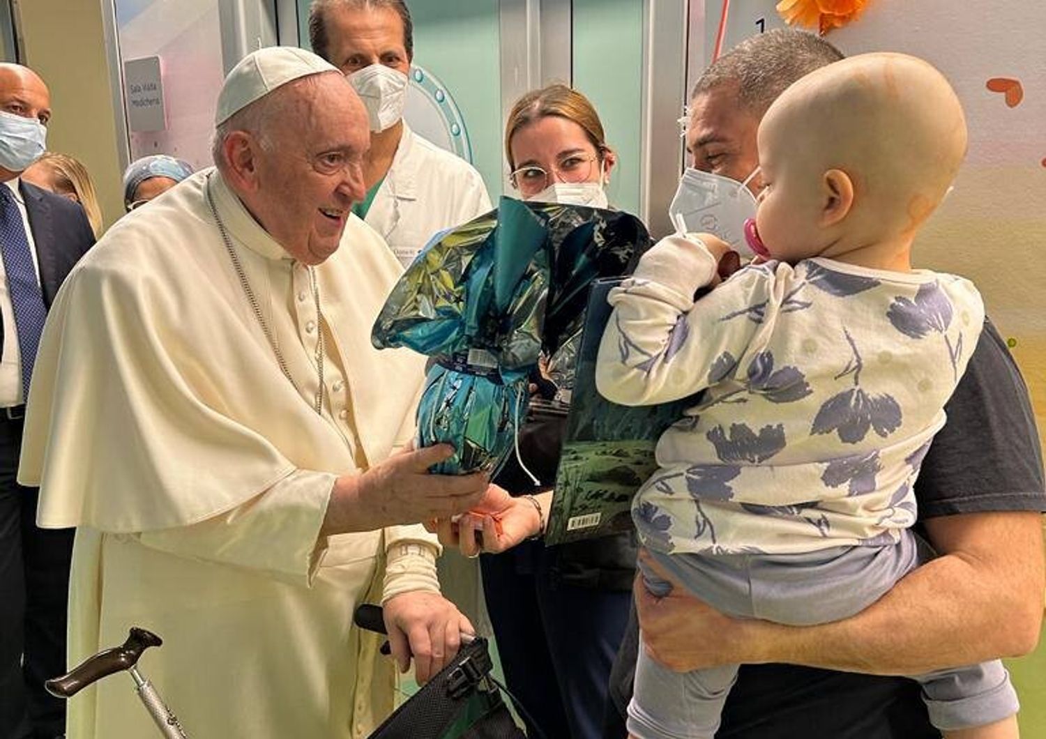 Papa in visita al reparto pediatrico oncologico del Gemelli