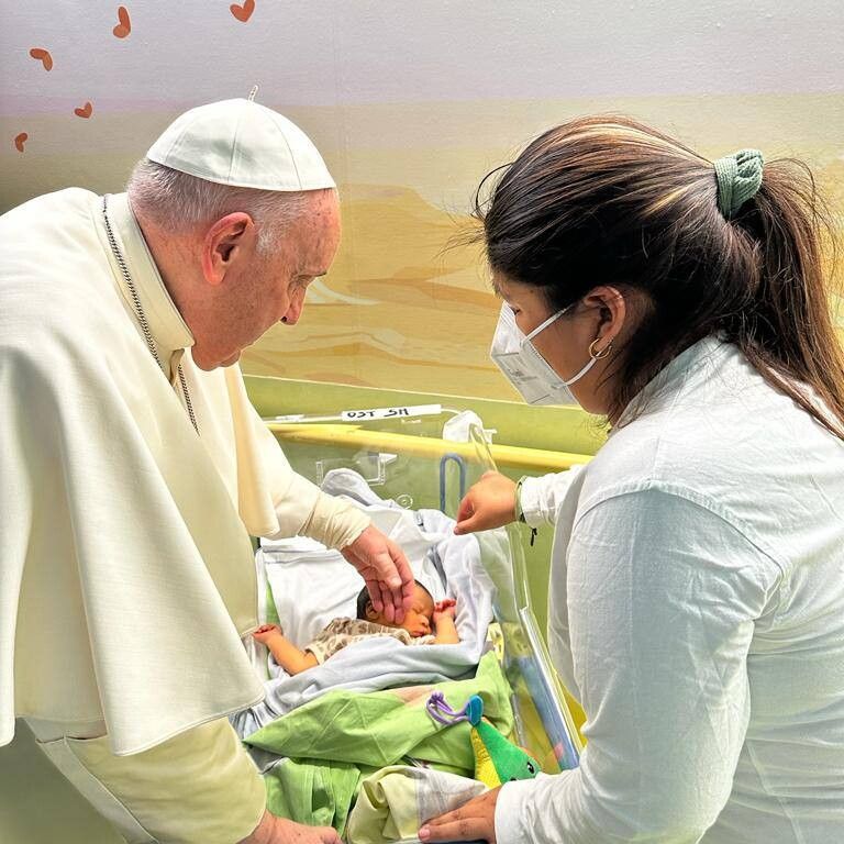 Papa in visita al reparto pediatrico del Gemelli