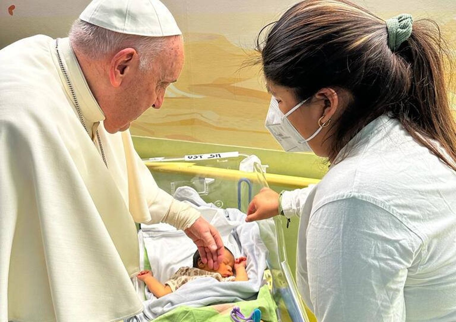 Papa in visita al reparto pediatrico del Gemelli