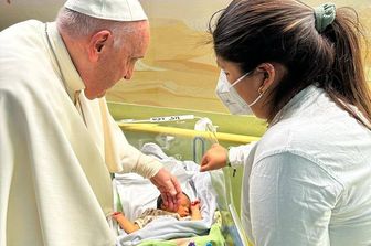 Papa in visita al reparto pediatrico del Gemelli