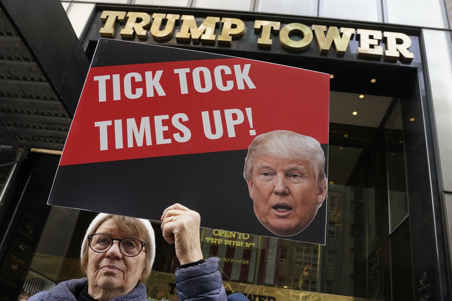 Manifestanti sotto la torre della famiglia Trump
