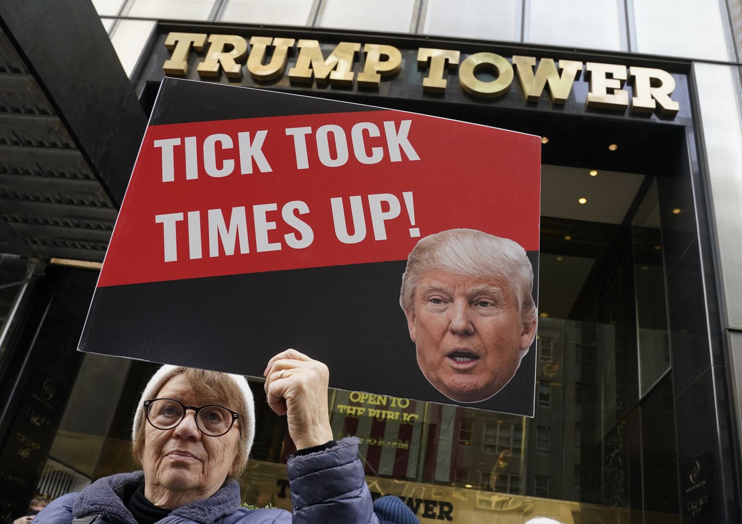 Manifestanti sotto la torre della famiglia Trump