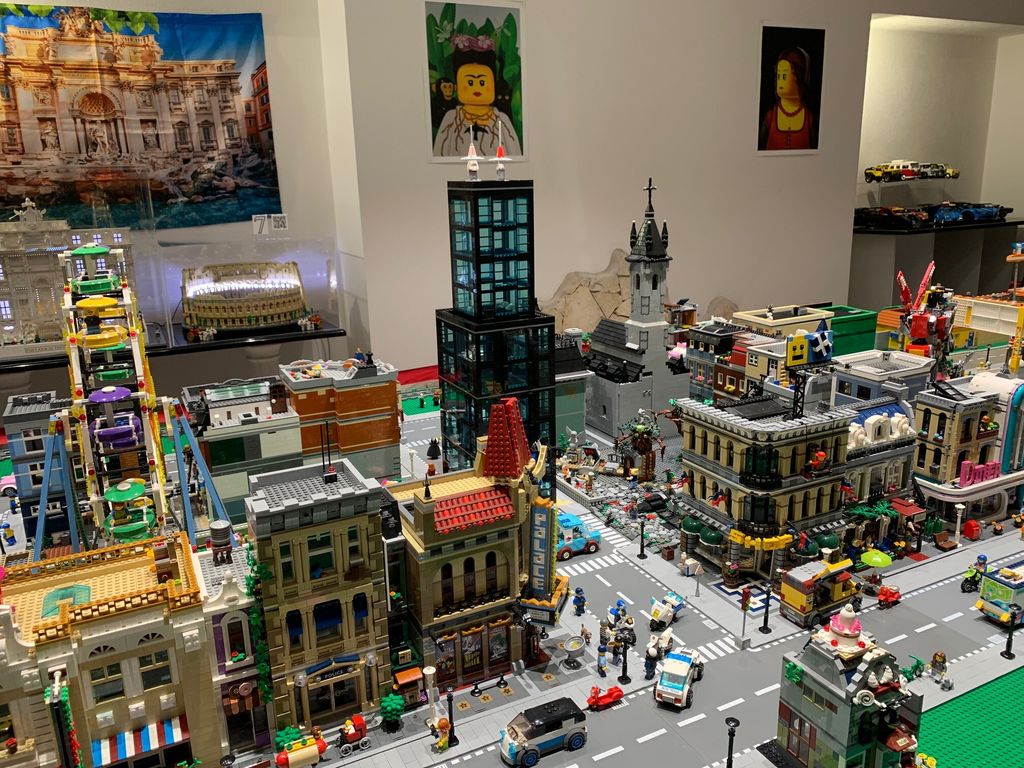 Alcune delle 500 opere esposte nel Museo dei mattoncini a Cagliari