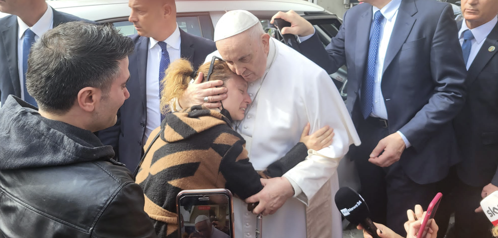 Il Papa abbraccia la madre di una bambina morta nella notte al Gemelli