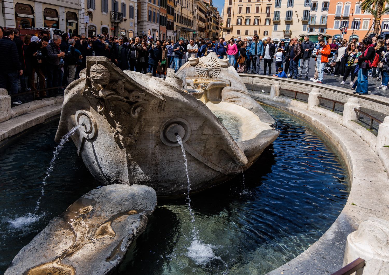 La Barcaccia di Piazza di Spagna dopo il blitz di Ultima Generazione