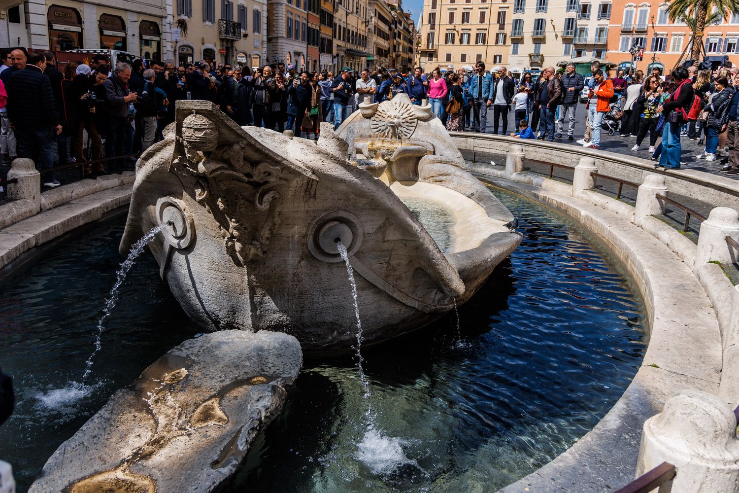 La Barcaccia di Piazza di Spagna dopo il blitz di Ultima Generazione