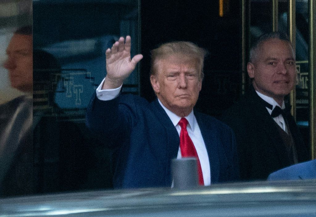 Donald Trump saluta i sostenitori prima di comparire in tribunale