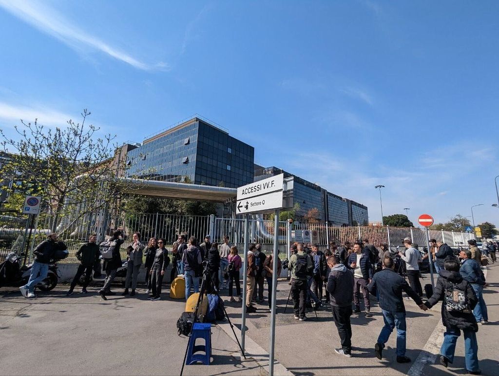 Giornalisti davanti all'ospedale San Raffaele di Milano &nbsp;