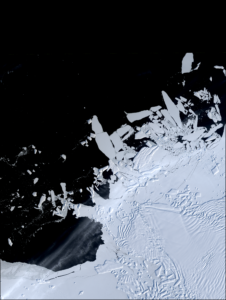 Immagine Landsat 8 che mostra il fronte fortemente crepacciato del ghiacciaio Thwaites, l&rsquo;Antartide occidentale e gli iceberg e il ghiaccio marino al largo&nbsp;