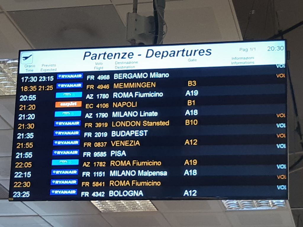 &nbsp;Uno degli avvisi di ritardo nel tabellone dell'aeroporto di Palermo
