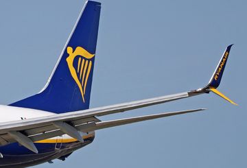 Ryanair, due bagagli a mano solo a pagamento: le reazioni dei