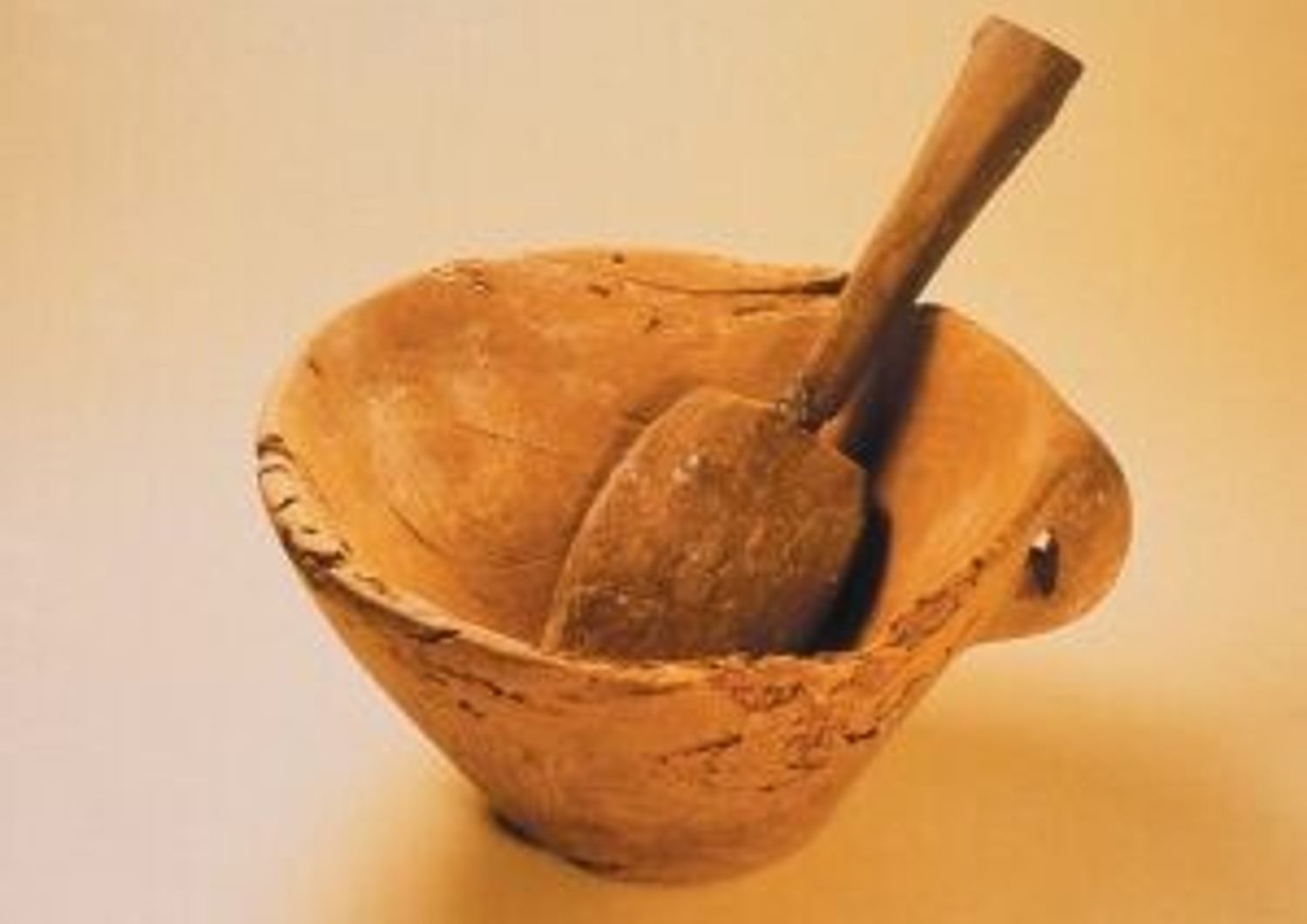 Ciotola e cucchiaio di legno trovati nel tesoro con i contenitori di capelli umani.&nbsp;