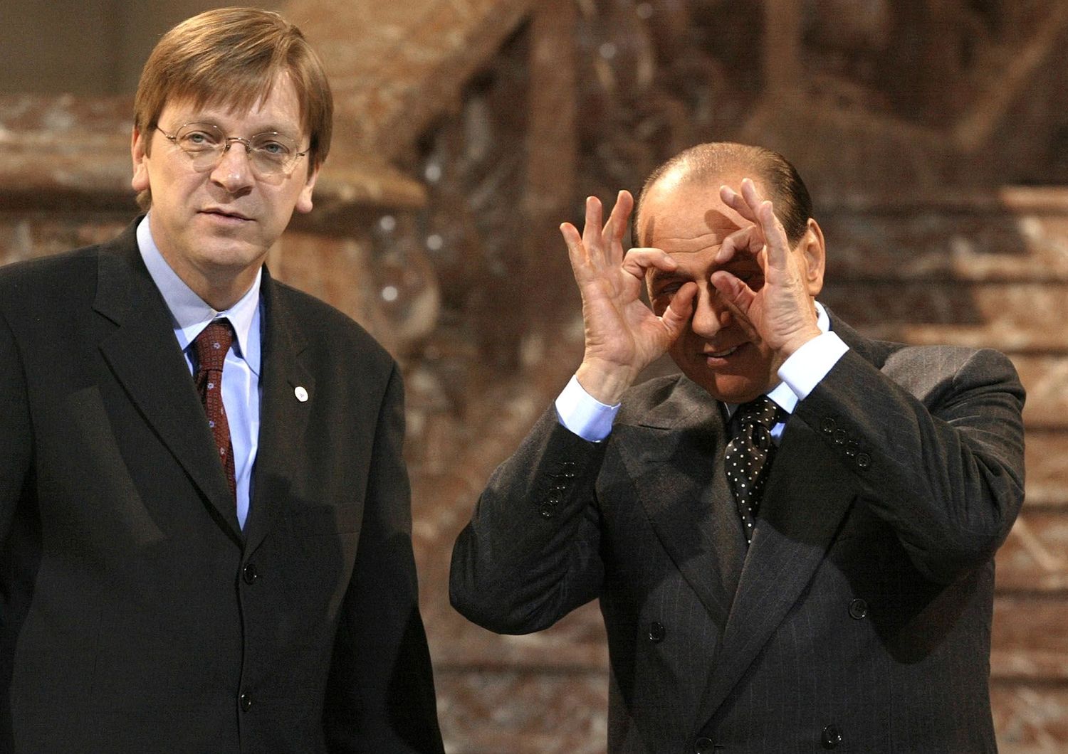 Silvio Berlusconi scherza con la controparte belga&nbsp;Guy Verhofstadt nel 2001