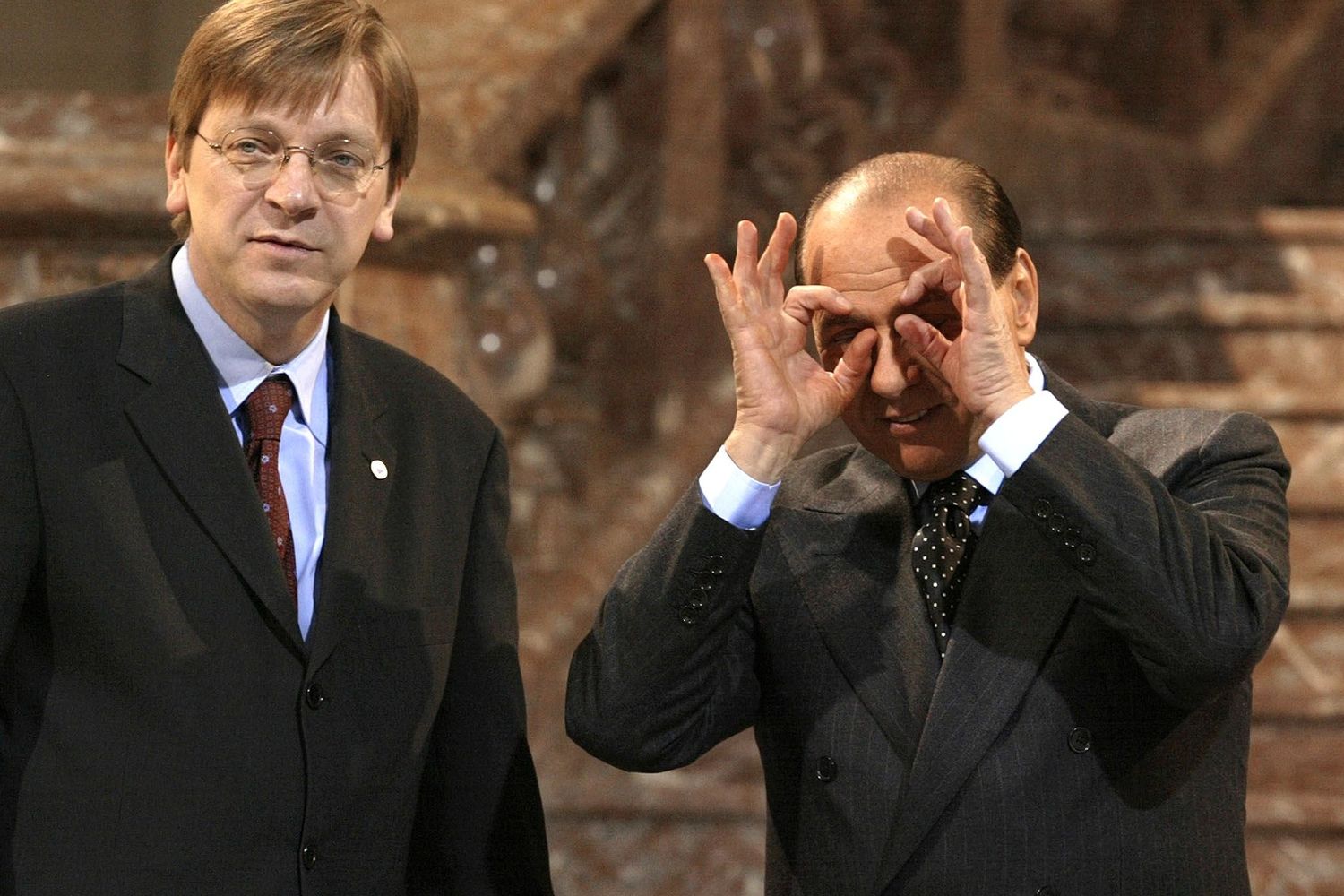 Silvio Berlusconi scherza con la controparte belga&nbsp;Guy Verhofstadt nel 2001