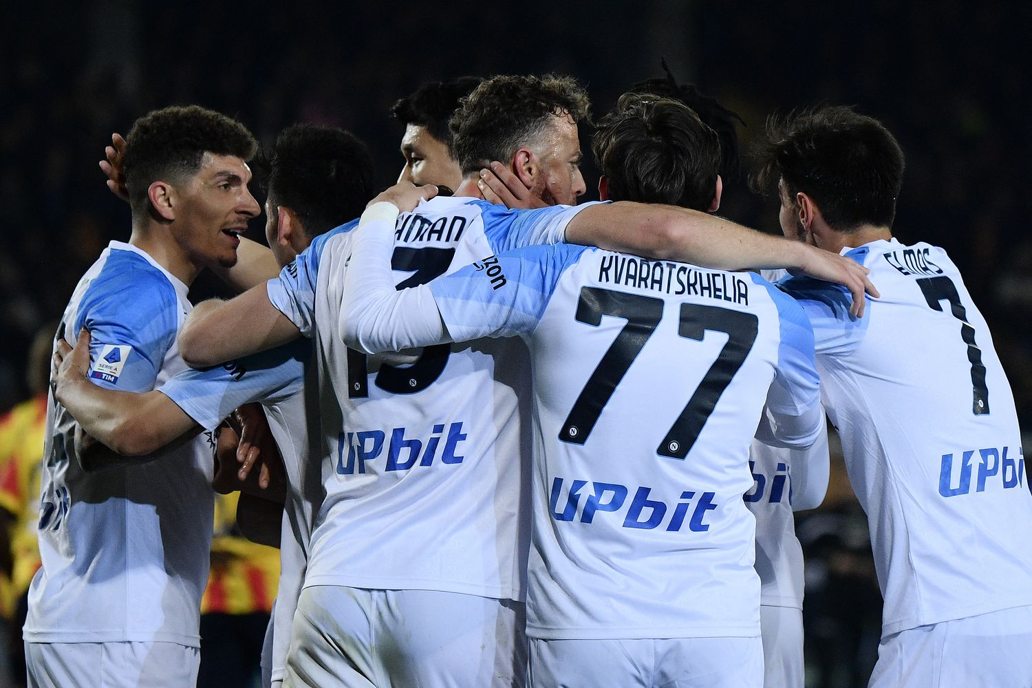 I giocatori del Napoli si abbracciano dopo la vittoria contro il Lecce &nbsp;