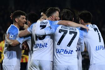 I giocatori del Napoli si abbracciano dopo la vittoria contro il Lecce &nbsp;