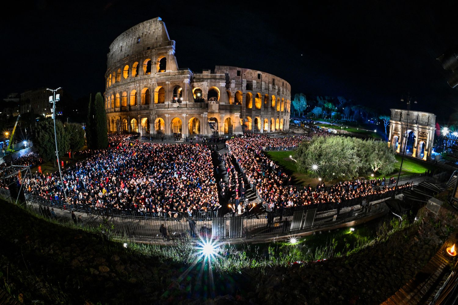 La Via Crucis al Colosseo &nbsp;