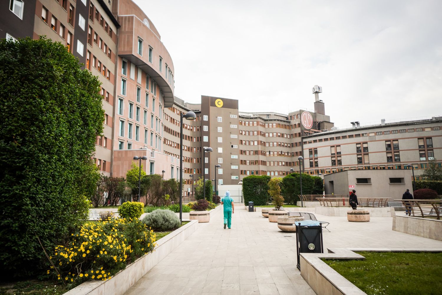 Esterno dell'ospedale San Raffaele, dove &egrave; ricoverato Berlusconi