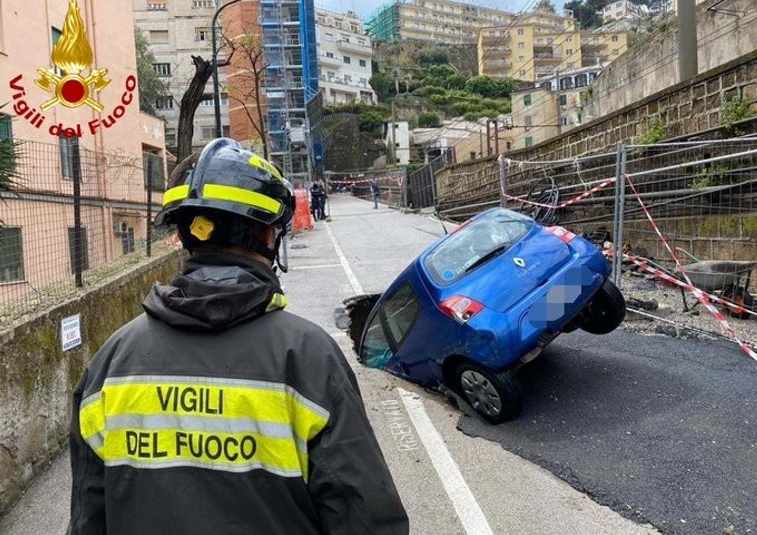 L'auto caduta nella voragine &nbsp;