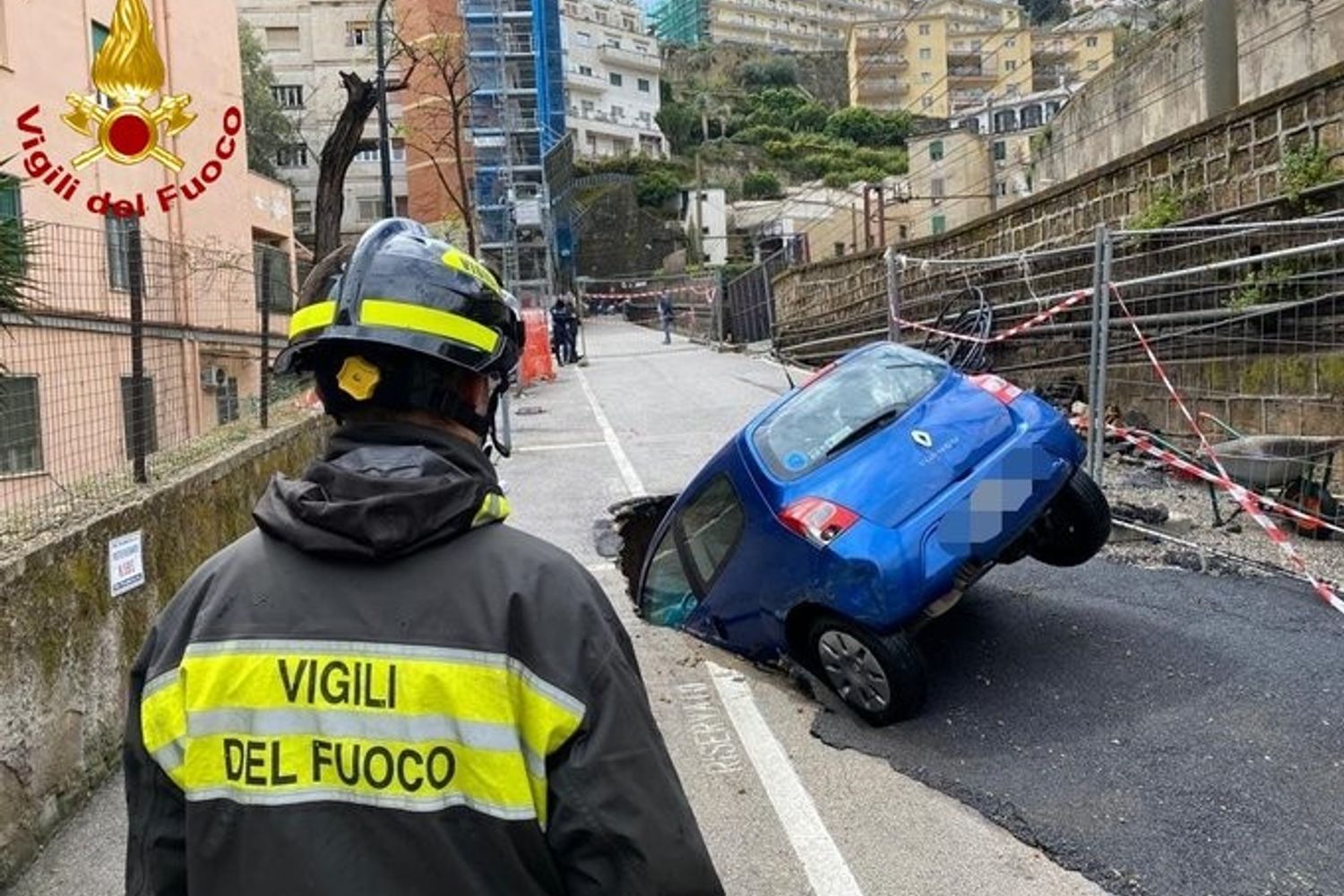 L'auto caduta nella voragine &nbsp;