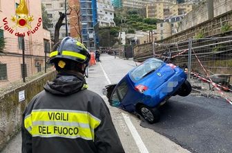 L'auto caduta nella voragine &nbsp;