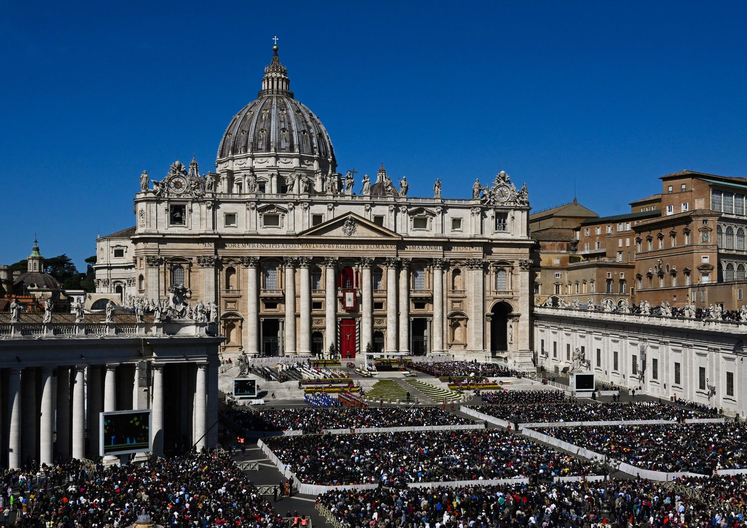 I fedeli in piazza San Pietro per la messa di Pasqua &nbsp;