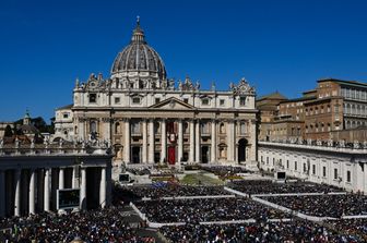 I fedeli in piazza San Pietro per la messa di Pasqua &nbsp;