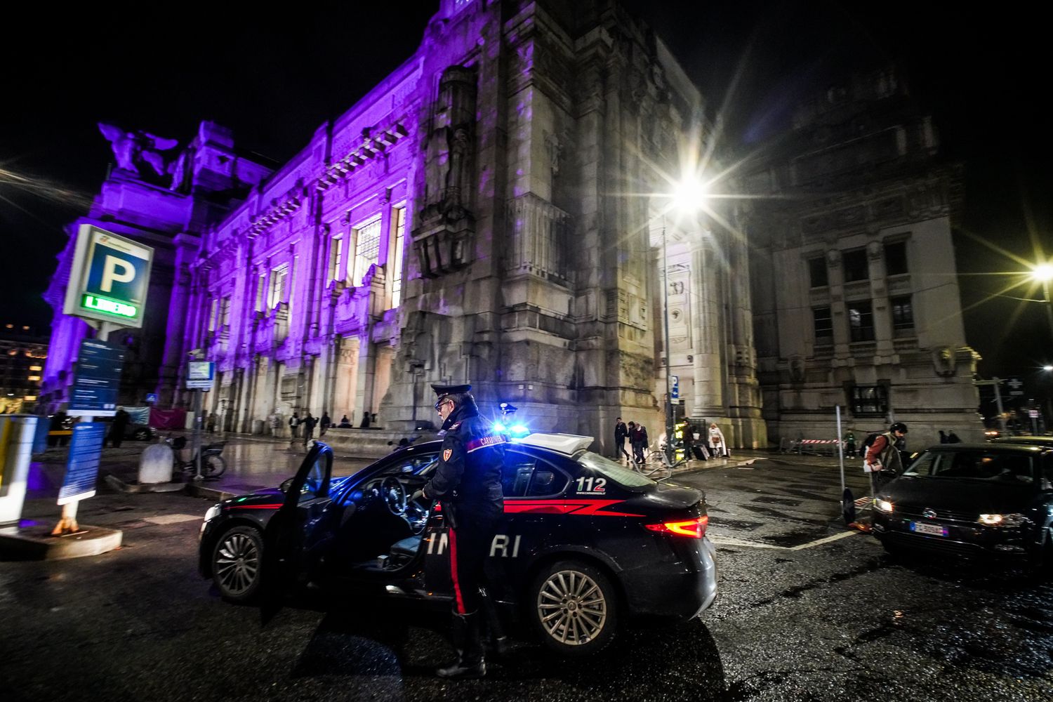 Carabinieri in servizio alla stazione centrale di Milano