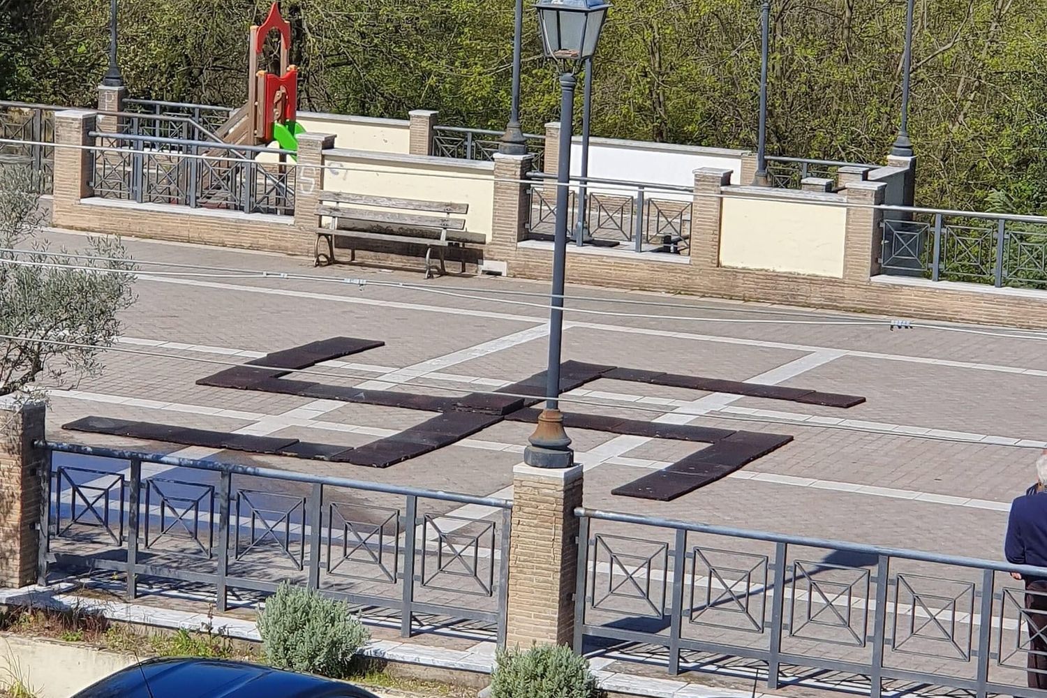 La svastica disegnata coi tappetini a Monte San Giovanni
