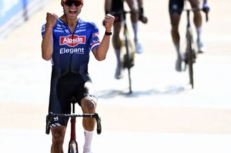 Van der Poel taglia il traguardo