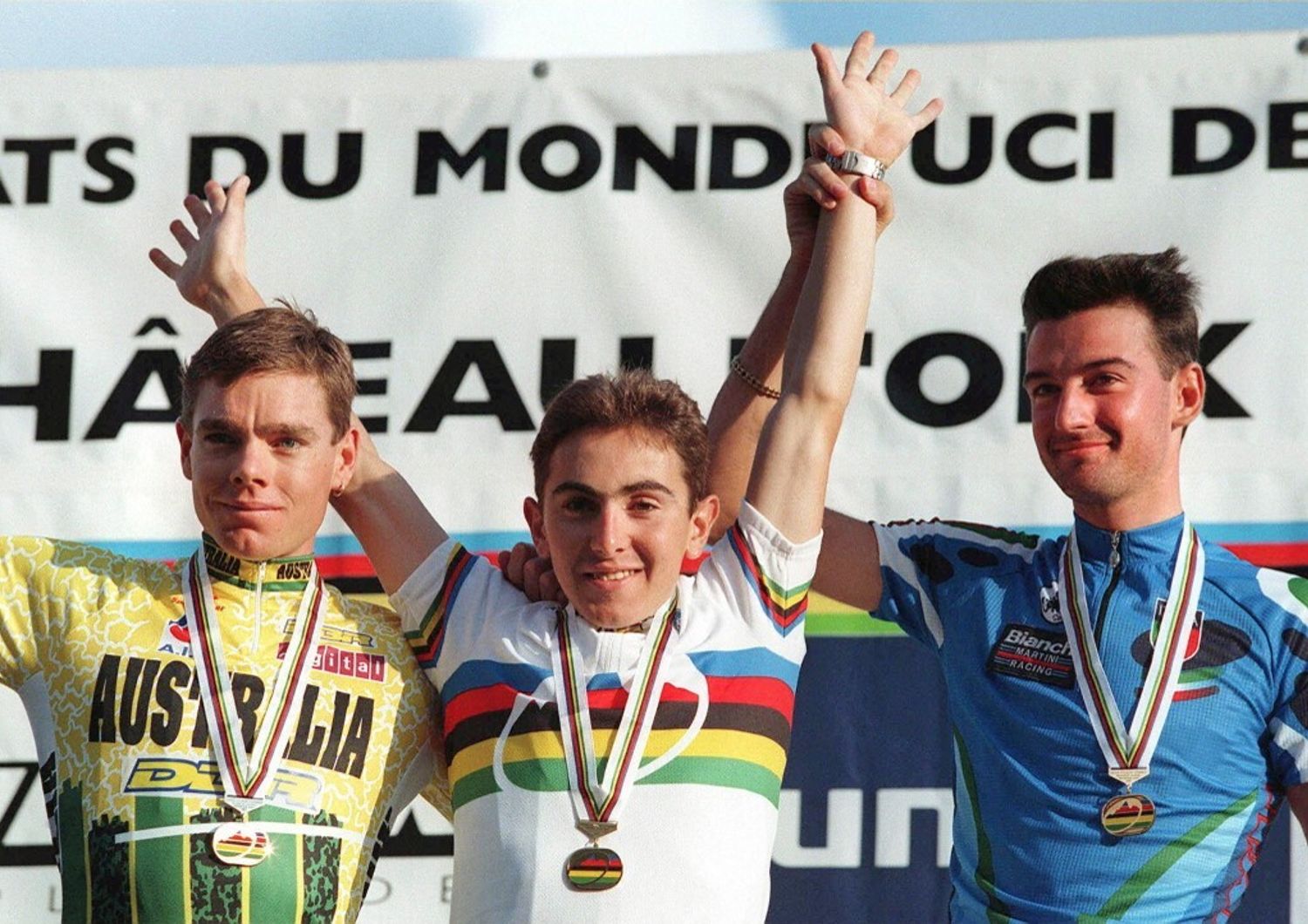 Dario Acquaroli, a destra, in una foto del 1997 ai campionati mondiali di mountain bike