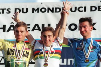 Dario Acquaroli, a destra, in una foto del 1997 ai campionati mondiali di mountain bike