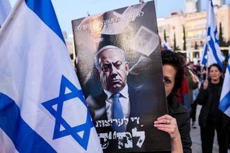 Benjamin Netanyahu in un postr mostrato da un manifestante