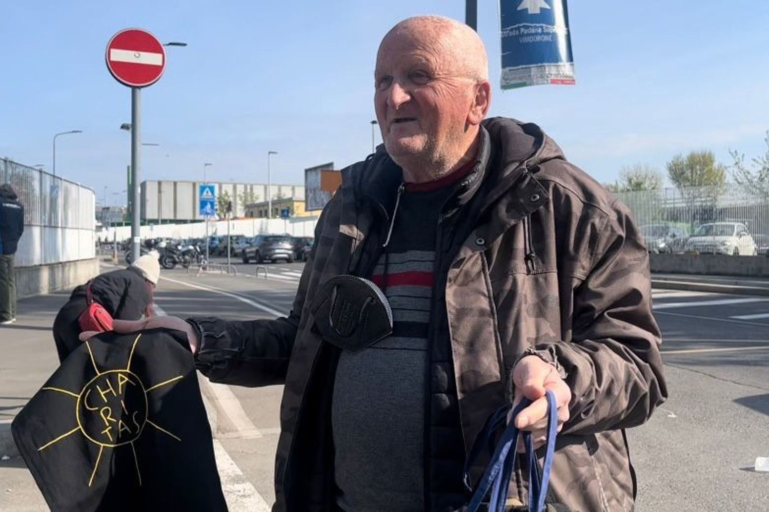 Il fan di Berlusconi che ha viaggiato 16 ore per portargli l'acqua santa