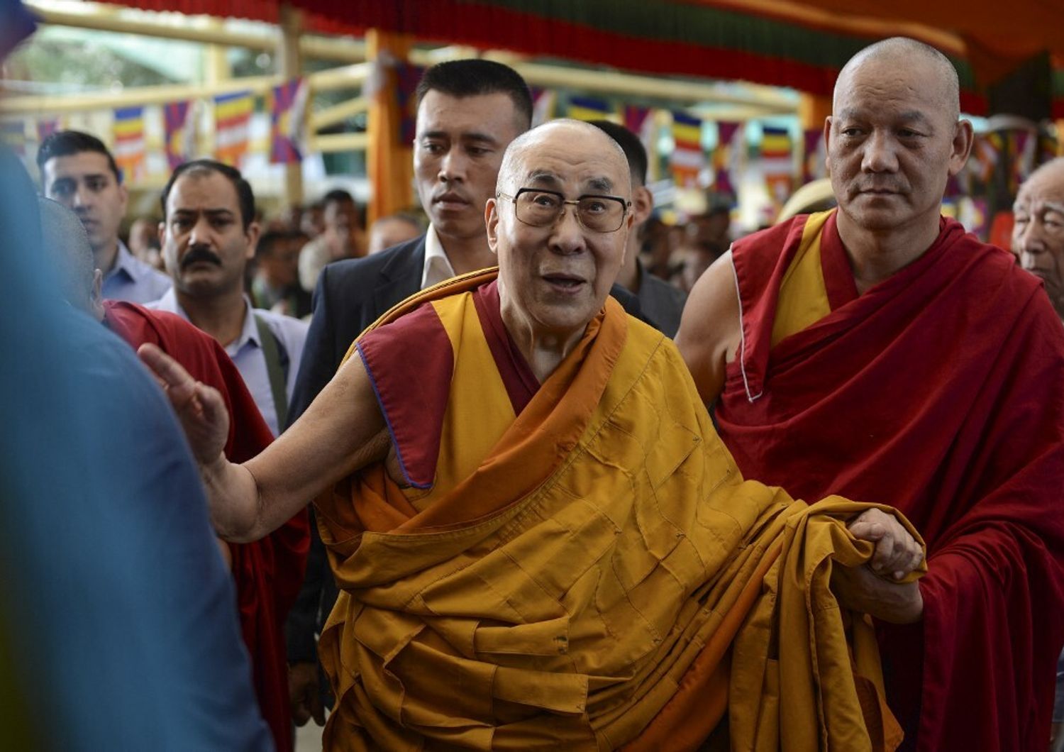 india dalai lama bacia ragazzo e si scusa polemiche