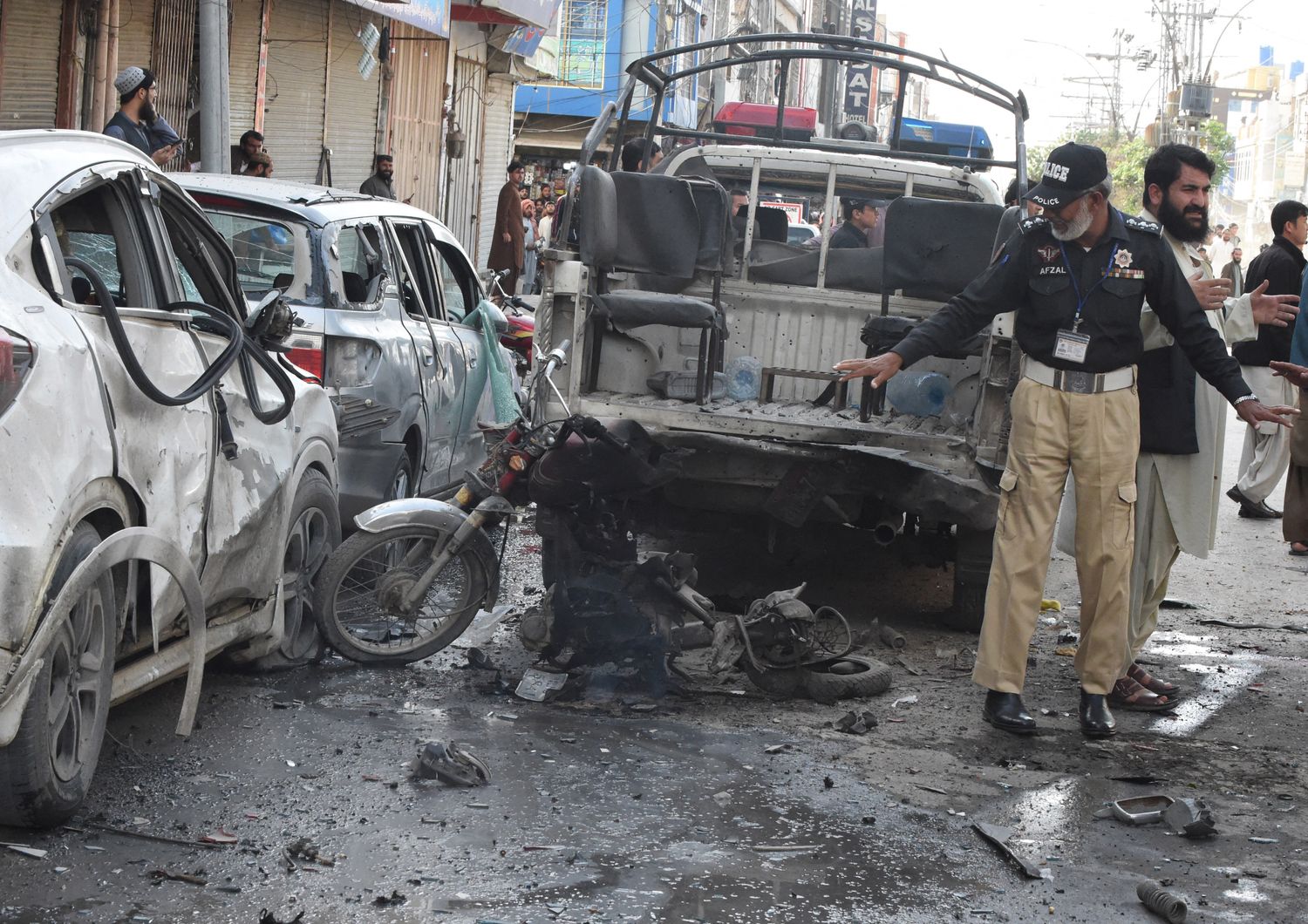 Bomba contro un'auto della polizia a Quetta