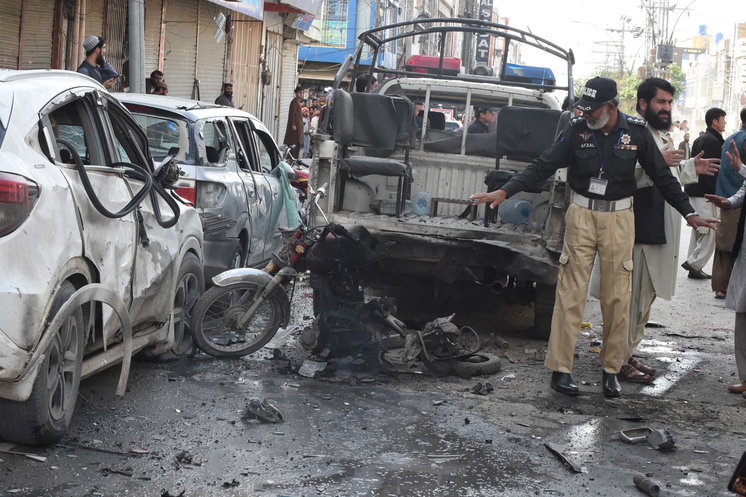 Bomba contro un'auto della polizia a Quetta