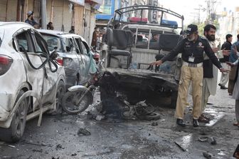 Bomba contro un'auto della polizia a Quetta