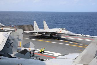 Un caccia J-15 pronto a decollare, il 9 aprile 2023,  dalla portaerei Shandong durante le esercitazioni militari cinesi intorno all'isola di Taiwan &nbsp;