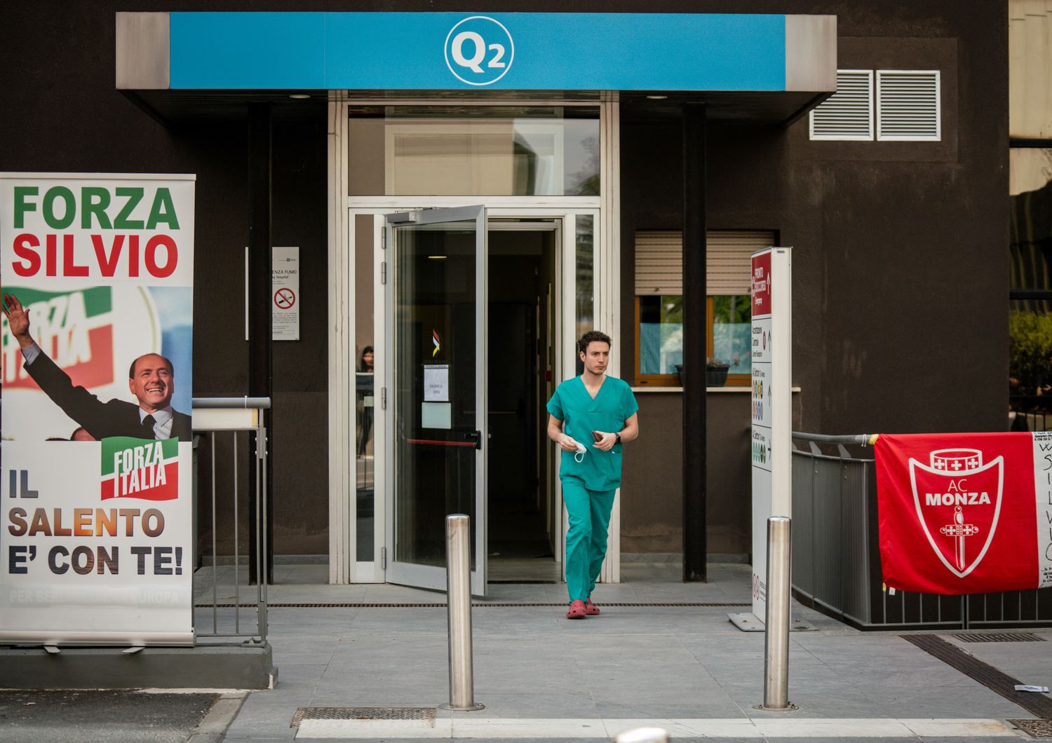 L'ingresso dell'ospedale San Raffaele di Milano con un cartellone di solidariet&agrave; a Silvio Berlusconi &nbsp;