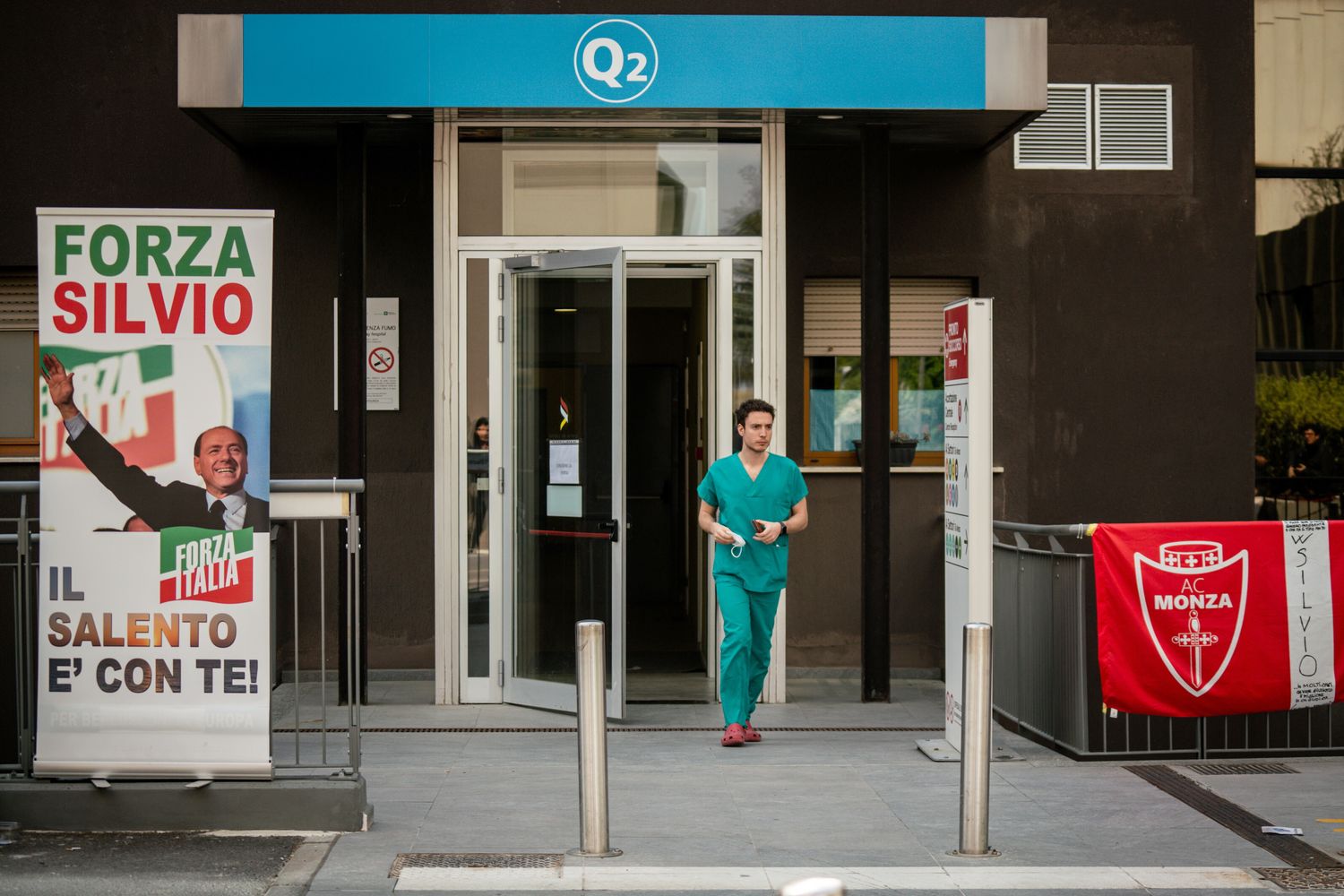 L'ingresso dell'ospedale San Raffaele di Milano con un cartellone di solidariet&agrave; a Silvio Berlusconi &nbsp;