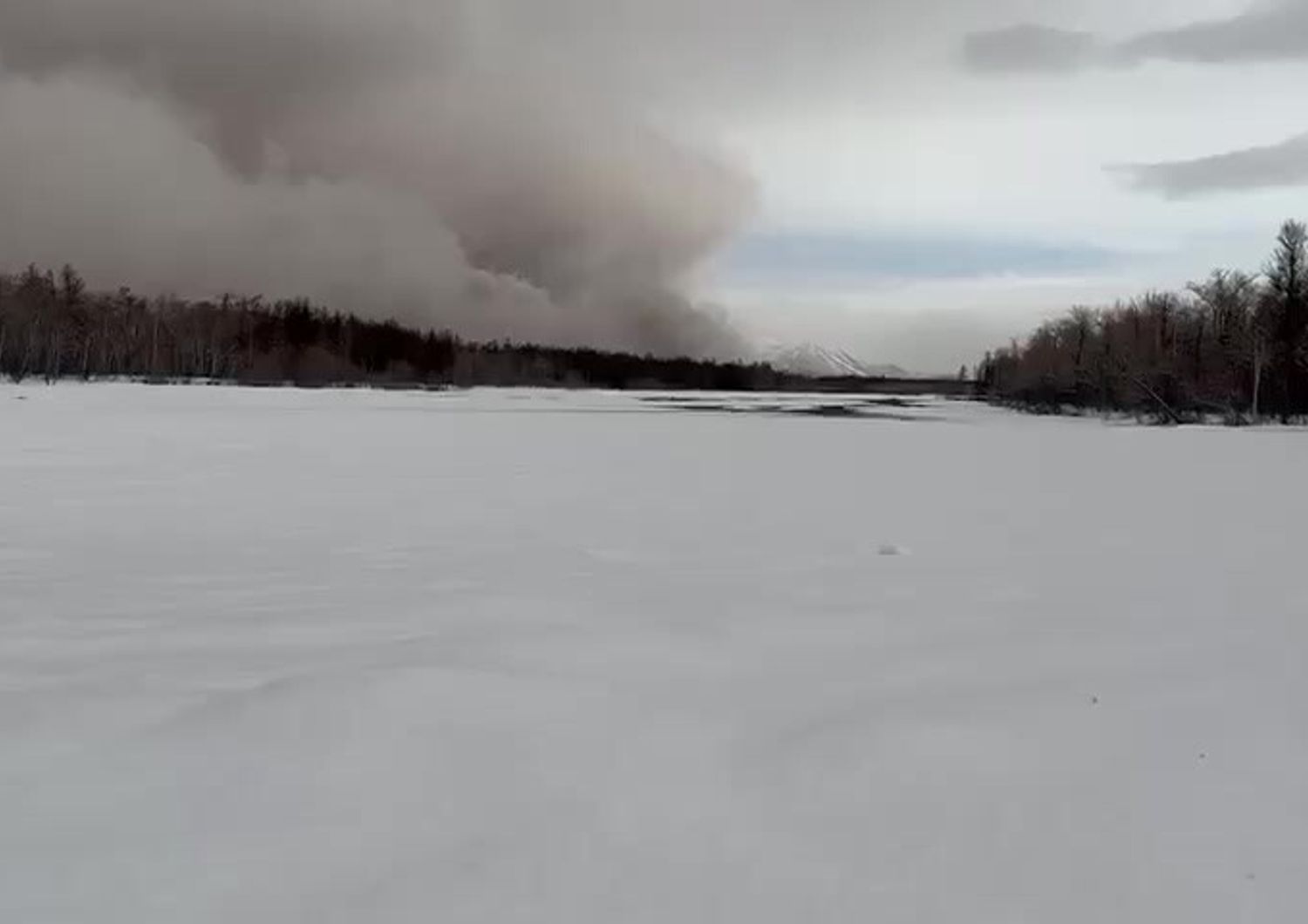 russia vulcano erutta nubi cenere alte 15 km