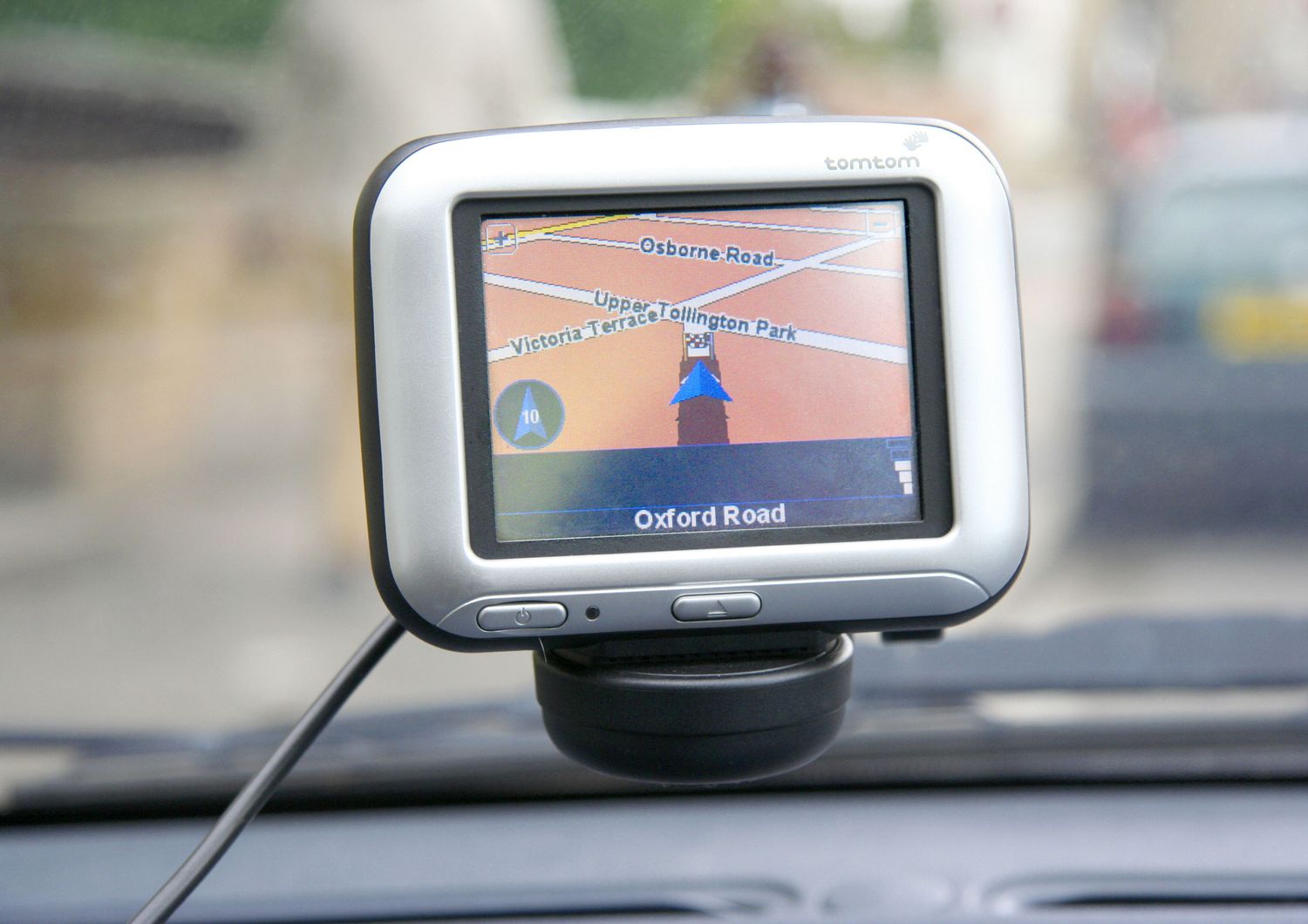 con navigatore in strada privata residente gli spara a salve