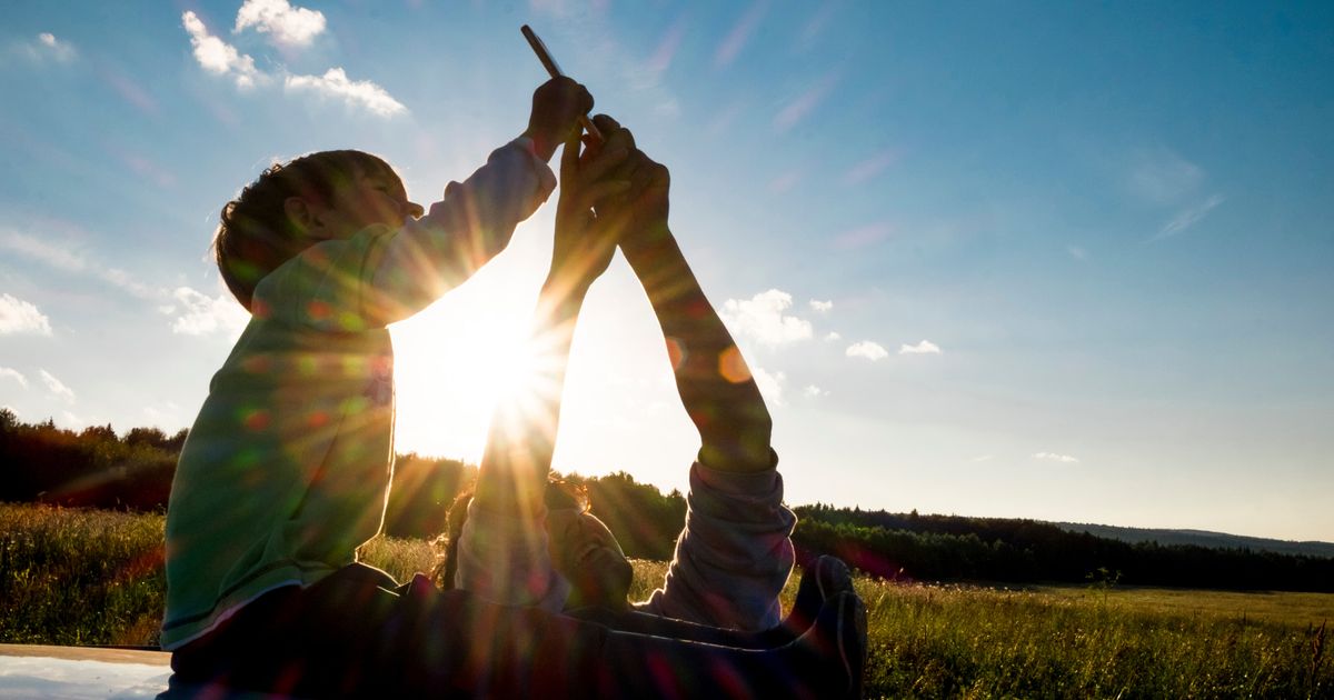 Troppe foto di figli online, ogni anno 300 a bambino